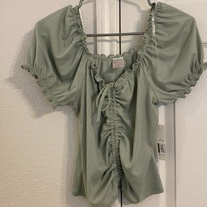 2/$10 NWT No boundaries juniors ruched top with puff sleeves